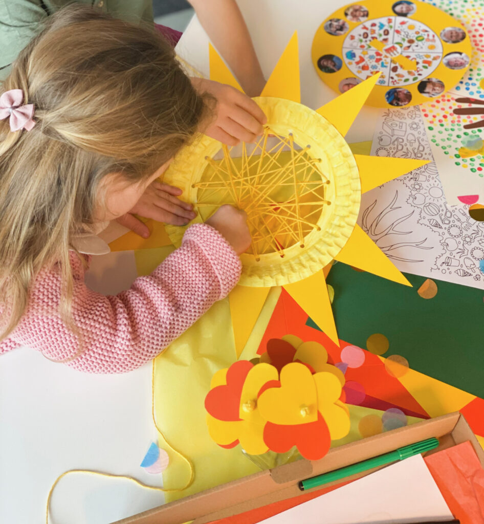 Mit den einfachen Anleitungen zur Jahreszeitenbox von Kidsclub&Co können Kinder sich ohne Hilfe von Erwachsenen alleine beschäftigen.