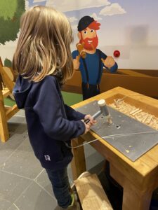 In Bodos Werft darf jeder einmal probieren, einen Holznagel herzustellen