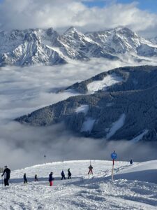 Skifahrer und Spaziergänger lieben die Berge in Leogang